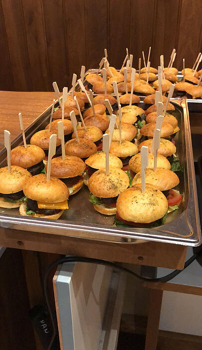 Im Backstage-Bereich gab es statt Brotzeit Mini-Burger.