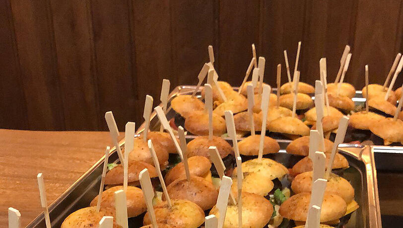Im Backstage-Bereich gab es statt Brotzeit Mini-Burger.
