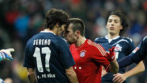 Tete-a-tete sagen die Franzosen dazu: Franck Ribéry rangelt mit dem Kölner Sereno &ndash; und sieht dafür Gelb-Rot.