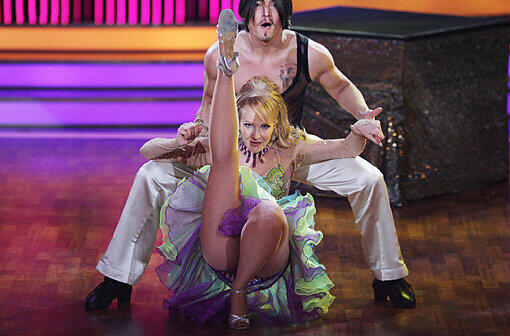 Bei der TV-Show "Let's Dance" zeigt sie sich in gewagten Posen.