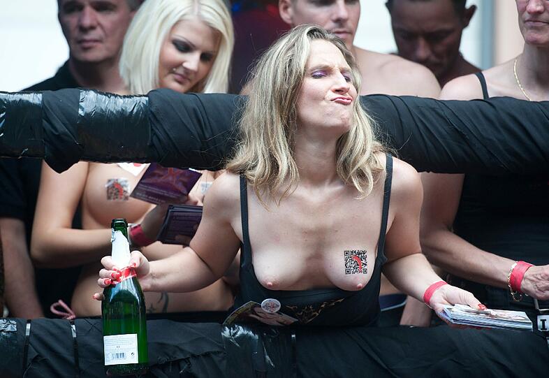 Kunterbunt und gut gelaunt: berlin feiert in schrillen Kostümen den Christopher Street Day! Hier gibts die Bilder von der Parade!