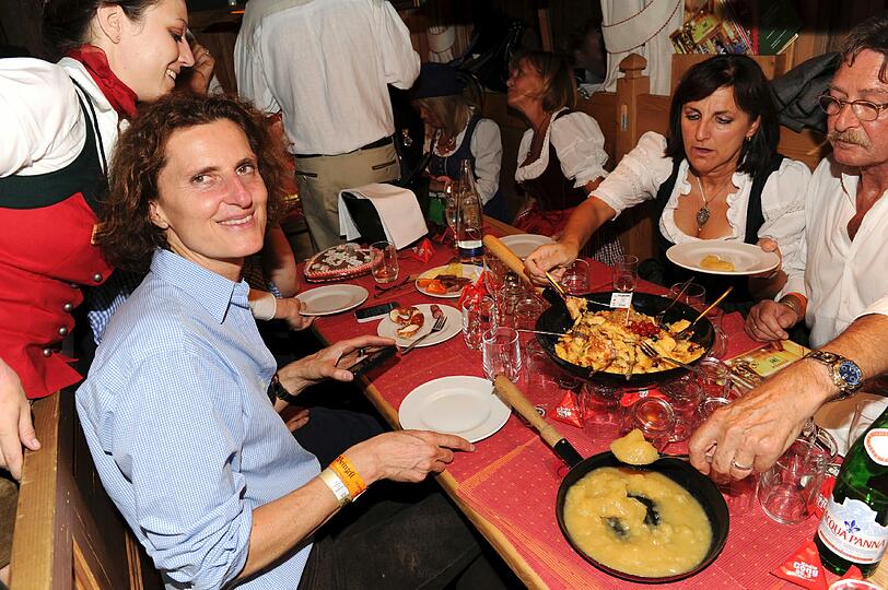 Innegrit Volkardt, geschäftsführende Gesellschafterin des Hotels Bayerischer Hof, lässt's sich auch auf der Wiesn schmecken.