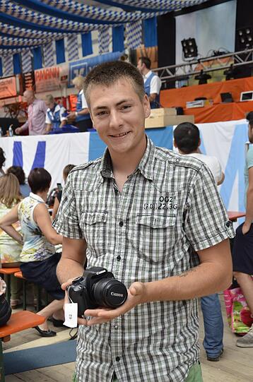 KAMERA : 300 EURO

Armin Hauber hat sich eine Spiegelreflexkamera geschnappt. In den Händen hält er eine Canon 450d mit Objektiv für 300 Euro. Ein Schnäppchen? Nicht ganz: Neu kostet das Gerät ungefähr genau so viel.