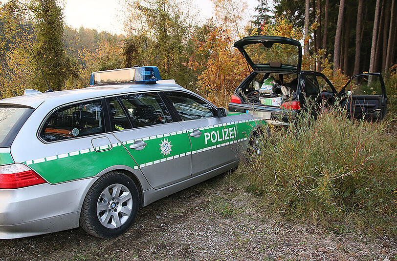 Die Polizei konnte den Mann nach einer langen Verfolgungsjagd auf einem Waldweg stellen.