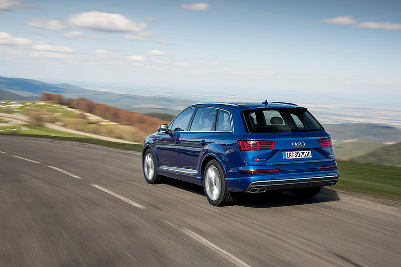 Fahrleistungen wie ein Sportwagen: Der Audi SQ7 sprintet in 4,8 Sekunden auf Tempo 100. Bei 250 km/h endet der Vortrieb nur deshalb, weil die Elektronik dem Dickschiff Einhalt gebietet.