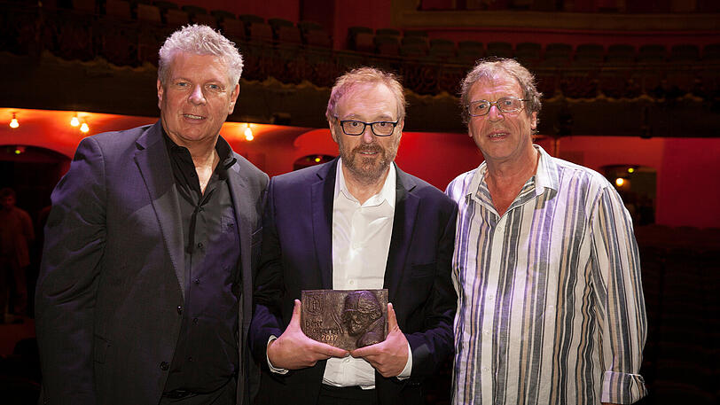 Oberbürgermeister Dieter Reiter (links) mit dem Preisträger Josef Hader und dem Laudator Georg Schramm.