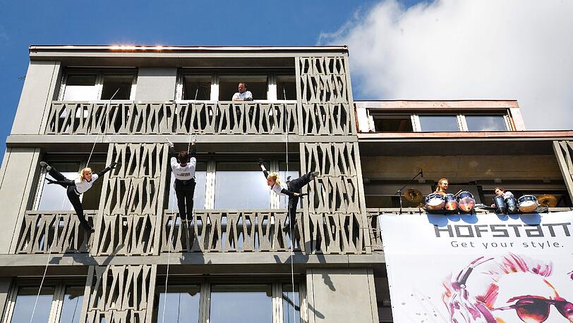 Eröffnungs-Brimborium: Ein Ballet turnt mit Seilen gesichert an der Fassade, ... Eröffnungs-Brimborium: Ein Ballet turnt mit Seilen gesichert an der Fassade, ...