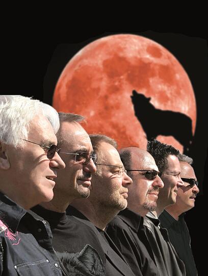 Die Männer von Big Bad Wolf sorgen für die richtige Musik zur Woodstock-Party.