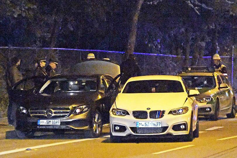 Wegen Übermüdung krachte der Fahrer eines BMW M2 in einen von der Polizei angehaltenen Mercedes und verletzte dabei zwei Beamte schwer.