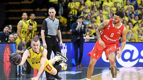 Oldenburgs Trey Drechsel (l) hechtet nach dem Ball, Bayerns Nick Weiler-Babb schaut zu.