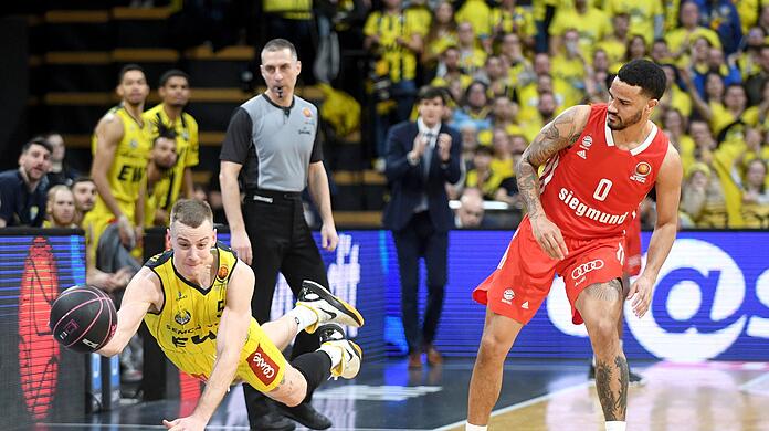 Oldenburgs Trey Drechsel (l) hechtet nach dem Ball, Bayerns Nick Weiler-Babb schaut zu.