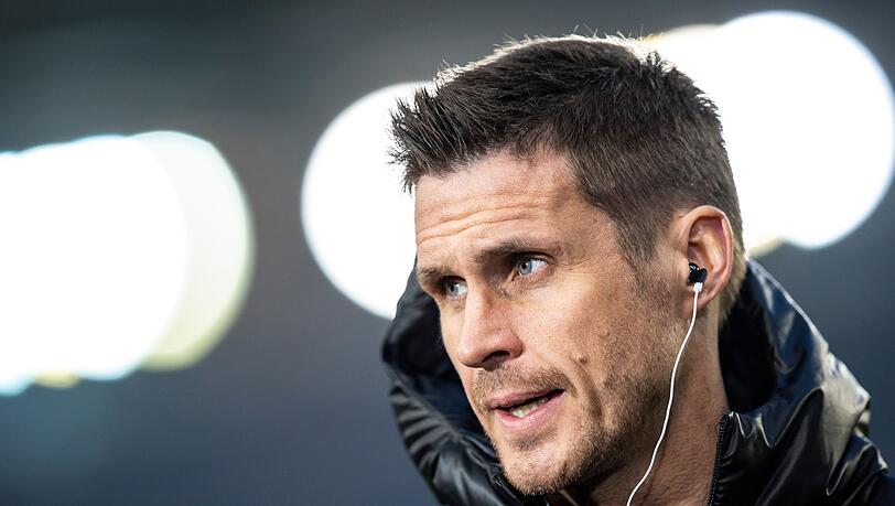 Sebastian Kehl, Sportdirektor beim BVB, spricht während eines Interviews.