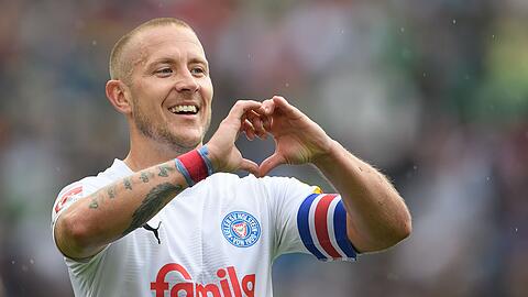 Kiels Lewis Holtby jubelt nach seinem Tor in Hannover.