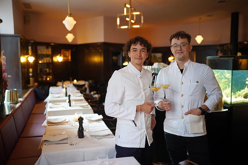 Sommelier Daniel Merzendorfer (rechts) und der angehende Sommelier Nino Saul. Sommelier Daniel Merzendorfer (rechts) und der angehende Sommelier Nino Saul.