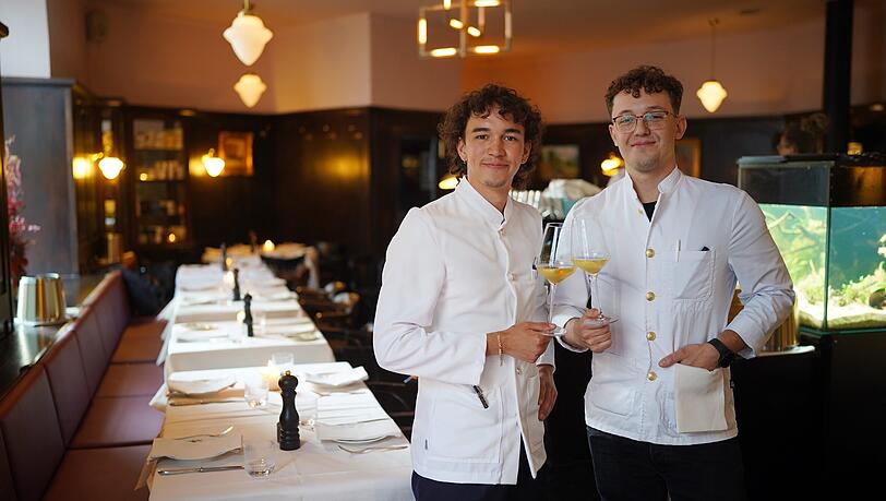 Sommelier Daniel Merzendorfer (rechts) und der angehende Sommelier Nino Saul. Sommelier Daniel Merzendorfer (rechts) und der angehende Sommelier Nino Saul.