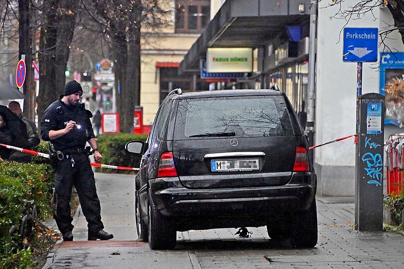 Ein SUV gerät aus bislang ungeklärtem Grund mit hoher Geschwindigkeit auf den Fußweg. Ein SUV gerät aus bislang ungeklärtem Grund mit hoher Geschwindigkeit auf den Fußweg.