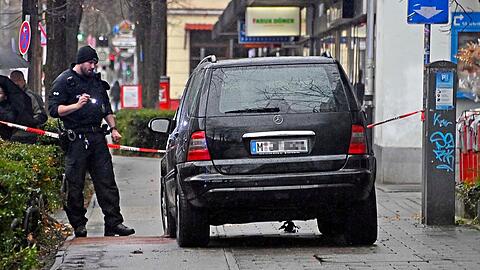 Ein SUV gerät aus bislang ungeklärtem Grund mit hoher Geschwindigkeit auf den Fußweg. Ein SUV gerät aus bislang ungeklärtem Grund mit hoher Geschwindigkeit auf den Fußweg.