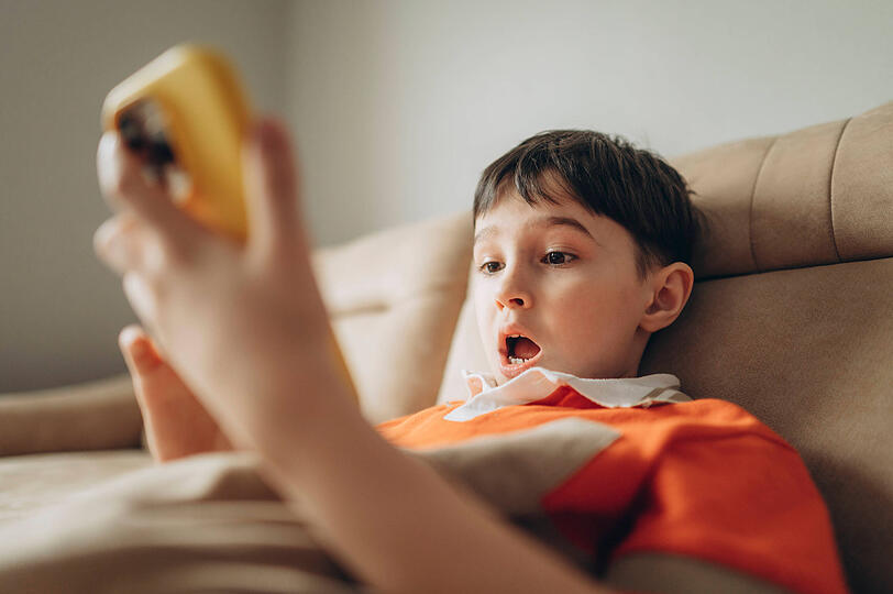 Gefahren für Kinder durch extreme Inhalte im Netz – davor warnt Felix Neureuther. Gefahren für Kinder durch extreme Inhalte im Netz – davor warnt Felix Neureuther.