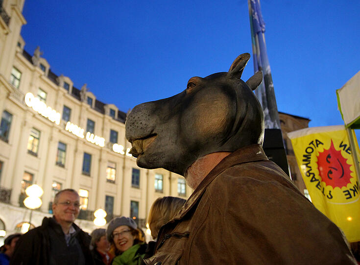 Am 26. März demonstrieren gar 25.000 Menschen am Odeonsplatz.