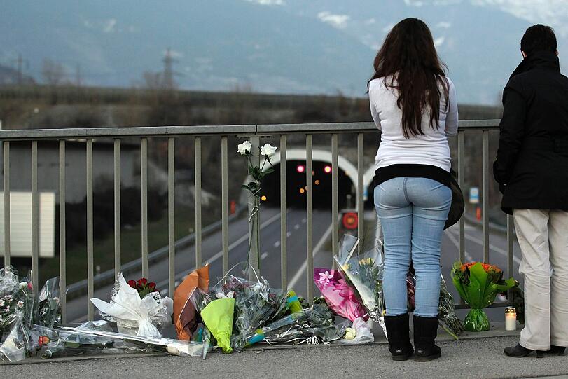 Trauer, Wut, Entsetzen: Nach dem schrecklichen Busunfall in der Schweiz mit 28 toten Menschen fallen sich Angehörige in die Arme, Freunde stellen Kerzen auf und besuchen Gottestdienste. Die Bilder