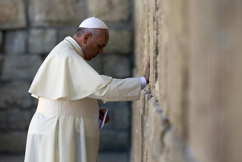 Papst Franziskus betet an der Klagemauer in Jerusalem, dem heilgsten Ort der Juden.