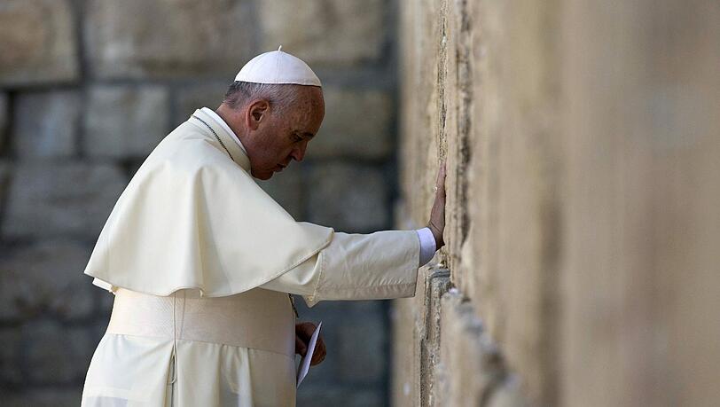 Papst Franziskus betet an der Klagemauer in Jerusalem, dem heilgsten Ort der Juden. Papst Franziskus betet an der Klagemauer in Jerusalem, dem heilgsten Ort der Juden.