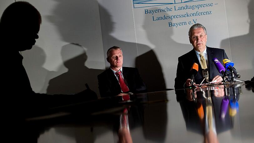 Der bayerische Innenminister Joachim Herrmann (r - CSU) spricht am 25.02.2014 während einer Pressekonferenz im bayerischen Landtag in München zu dem aktuellen Drogenskandal bei der Polizei in Kempten. Neben ihm sitzt sein Pressesprecher Oliver Platzer. Der bayerische Innenminister Joachim Herrmann (r - CSU) spricht am 25.02.2014 während einer Pressekonferenz im bayerischen Landtag in München zu dem aktuellen Drogenskandal bei der Polizei in Kempten. Neben ihm sitzt sein Pressesprecher Oliver Platzer.