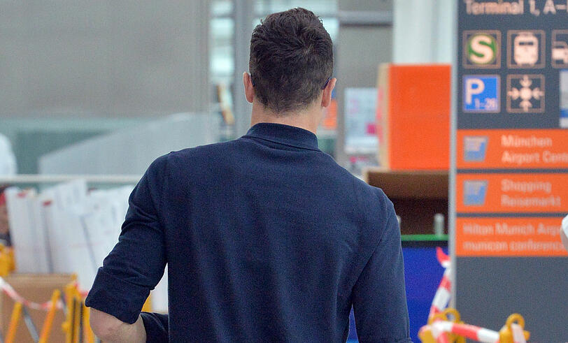 Robert Lewandowski am Flughafen.