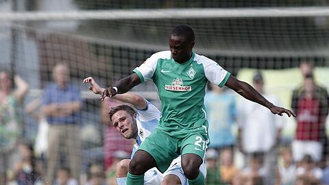 Dominik Stahl gegen Bremens Anthony Ujah beim Testspiel der Löwen gegen Werder Bremen.