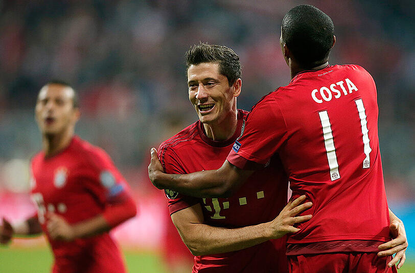 So feierten Robert Lewandowski und Douglas Costa beim 5:0 des FC Bayern gegen Dinamo Zagreb.