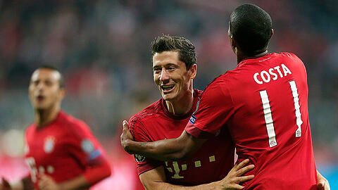 So feierten Robert Lewandowski und Douglas Costa beim 5:0 des FC Bayern gegen Dinamo Zagreb.
