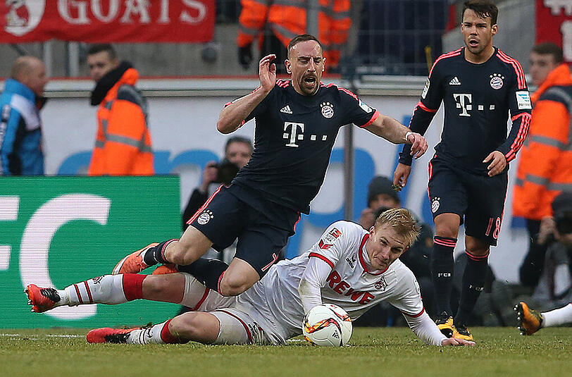 Franck Ribéry bekommt die ganze Härte des Kölners Frederik Sörensen (unten) zu spüren.