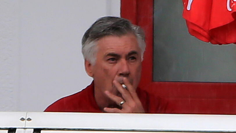 Genussmensch: Carlo Ancelotti gönnt sich gern mal eine Mentholzigarette. An der Säbener Straße wird&rsquo;s nun schwerer.