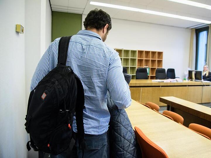 Der angeklagte 28-jährige Mann kommt vor Prozess-Beginn in einen Gerichtssaal vom Landgericht. Foto: Matthias Balk