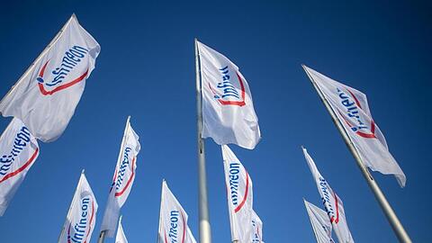 Flaggen mit dem Logo von Infineon wehen. Foto: Matthias Balk/dpa