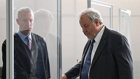 Der Steueranwalt Hanno Berger (r) spricht beim Prozessauftakt in Wiesbaden mit seinem Verteidiger.