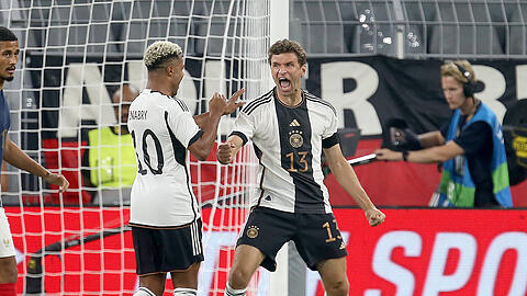 Thomas Müller (re.) und Serge Gnabry bejubeln den Führungstreffer zum 1:0.