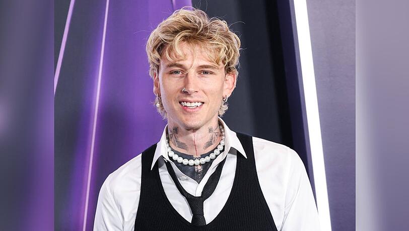 Machine Gun Kelly bei seiner Ankunft bei den American Music Awards 2025.