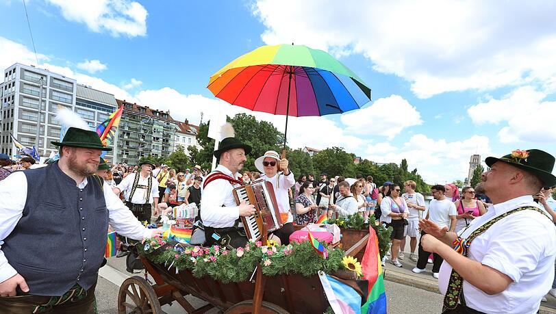 Die "Schwuhplattler" ziehen beim Christopher Street Day 2025 musizierend ziehen durch die Innenstadt.