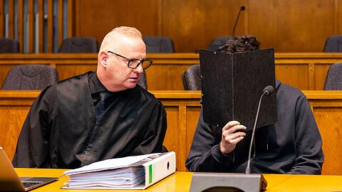 Der wegen Mordes angeklagte junge Mann sitzt neben seinem Verteidiger Michael Rehberger im Landgericht Saarbr&uuml;cken.