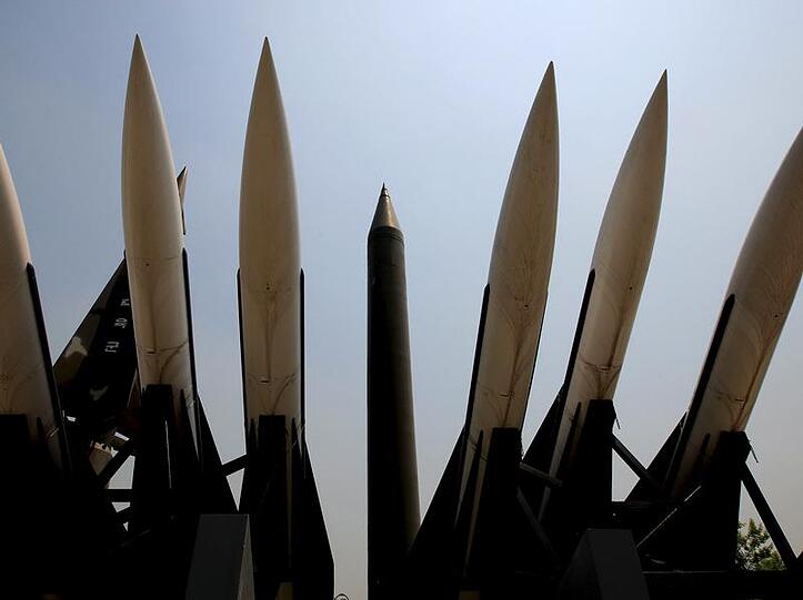 Ein Blick auf eine nordkoreanische Scud-B Rakete (M) und mehrere US-Hawk-Raketen im Kriegsmuseum in Seoul.