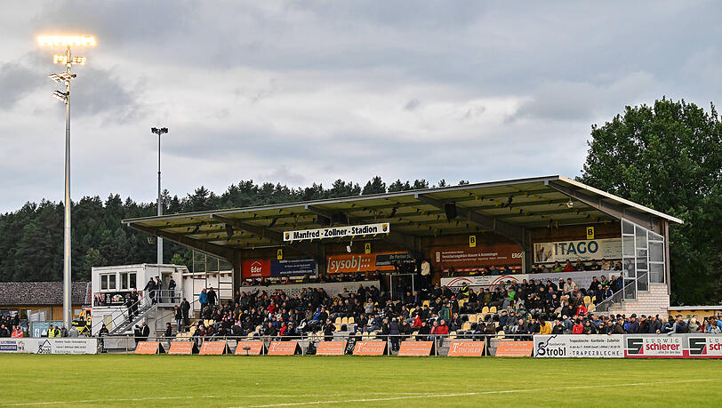 Regionalliga-Idylle in der Oberpfalz: Die DJK Vilzing empfängt den TSV 1860 im Manfred-Zollner-Stadion in Cham. Regionalliga-Idylle in der Oberpfalz: Die DJK Vilzing empfängt den TSV 1860 im Manfred-Zollner-Stadion in Cham.