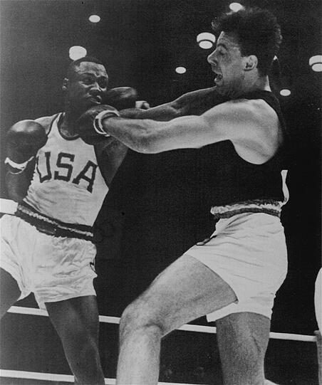 1964 in Tokio wurde Joe Frazier durch einen Punktsieg gegen Hans Huber aus Regensburg Olympiasieger und wechselte danach zu den Profis.