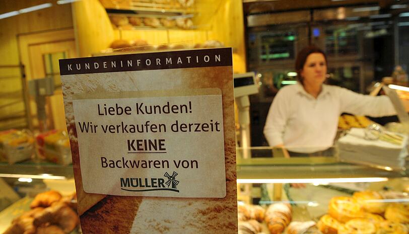 Die Lebensmittelkontrolleure hatten bei Müller-Brot seit 2009 immer wieder Ungeziefer, Mäusekot und Dreck entdeckt und die Fabrik am 30. Januar dieses Jahres schließlich vorerst stillgelegt. Zwei Wochen später meldete der bisherige Haupteigentümer Klaus Ostendorf Insolvenz an. Ampferl sagte, inzwischen seien Böden und Leitungen erneuert, Wände gefliest und sämtliche Maschinen zerlegt und gereinigt worden. &bdquo;Alles bis in die letzte Ritze ist jetzt sauber geputzt.&ldquo;