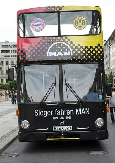 Der doppelte Pokalbus von vorne: Da müssen Bayern-Fans ganz tapfer sein.