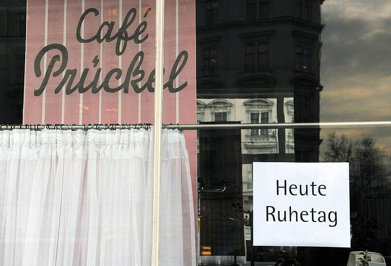 Demonstration vor dem Café Prückel, das vor einigen Tagen ein lesbisches Pärchen wegen eines Kusses hinauskomplimentiert hatte.