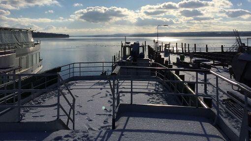 So liegt das Schiff derzeit eingeschneit am Ammersee.