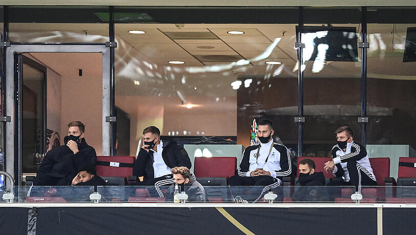 DFB-Stars auf der Tribüne in Köln (v.l.): Halstenberg, Gnabry, Kimmich, Goretzka, Süle, Neuer und Kroos DFB-Stars auf der Tribüne in Köln (v.l.): Halstenberg, Gnabry, Kimmich, Goretzka, Süle, Neuer und Kroos