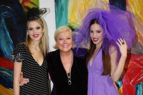 Farbenfröhlicher Auftritt: Modedesignerin Susanne Wiebe lädt zum &bdquo;Fashion-Cocktail&ldquo; &ndash; und lässt ihre Models die aktuelle Kollektion vorführen.