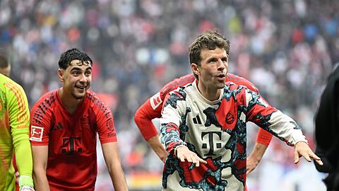 Thomas Müller (r) feiert vor der Bayern-Kurve in Leipzig. Beim Spiel gegen Gladbach werden er und die Mannschaft im neuen Auswärtstrikot zu sehen sein.